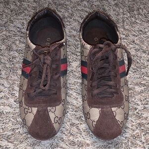 Stylish brown Tennis